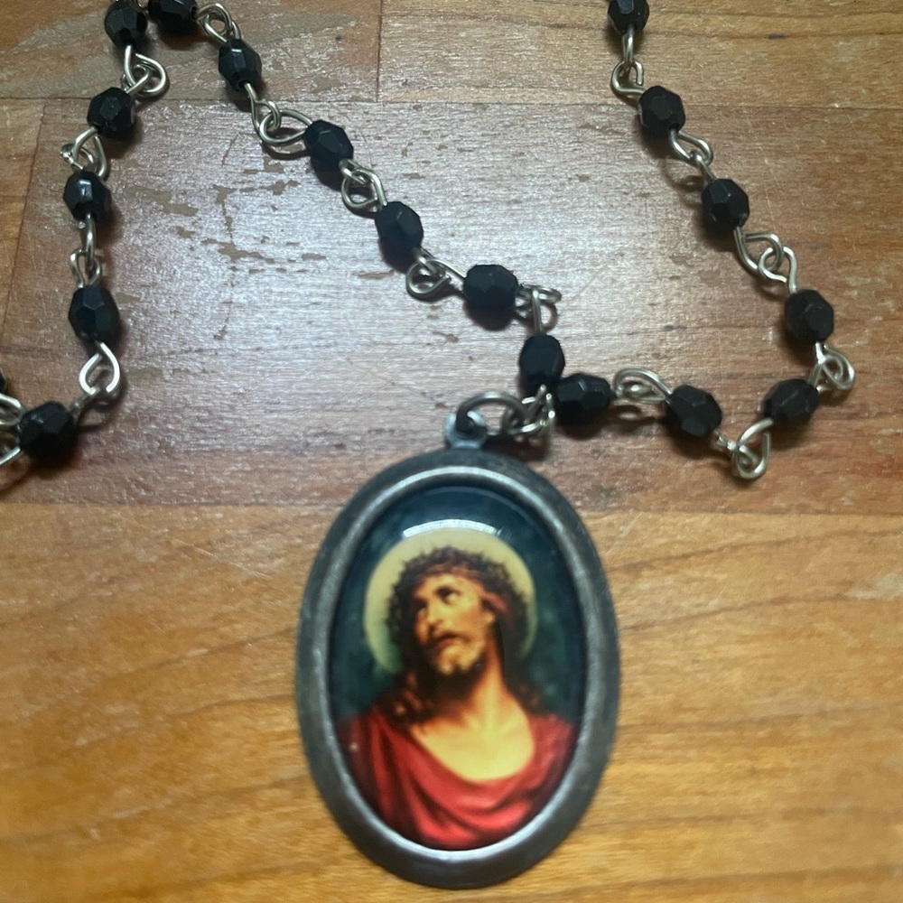 Vintage black beaded necklace with Jesus disc pendant - Picture 2 of 6